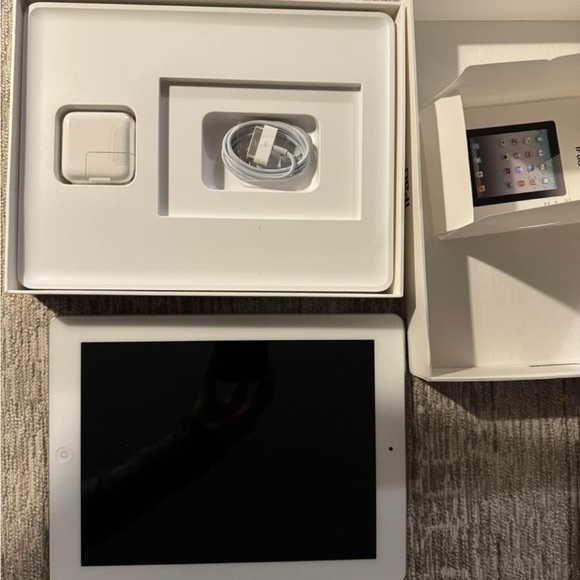 iPad 2nd generation - Picture 3 of 3